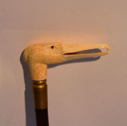 CANNE en bois, pommeau en os sculpté figurant...