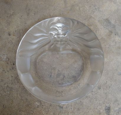 LALIQUE France, cendrier au lion en cristal....