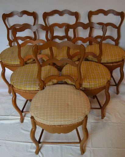 SUITE DE SIX CHAISES paillées en bois naturel,...