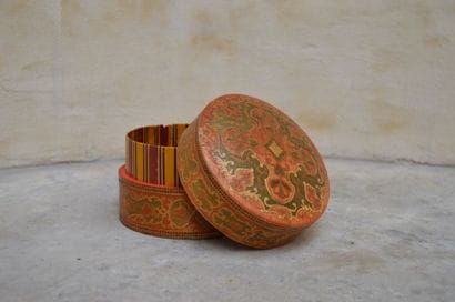 BOITE circulaire en marqueterie de paille...