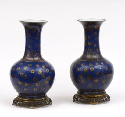 PAIRE DE VASES pansus à haut col en porcelaine...