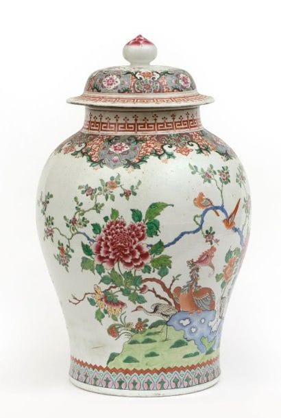 GRAND POT COUVERT balustre en porcelaine...