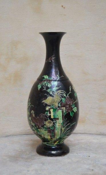 VASE ovoïde en porcelaine émaillée noir et...