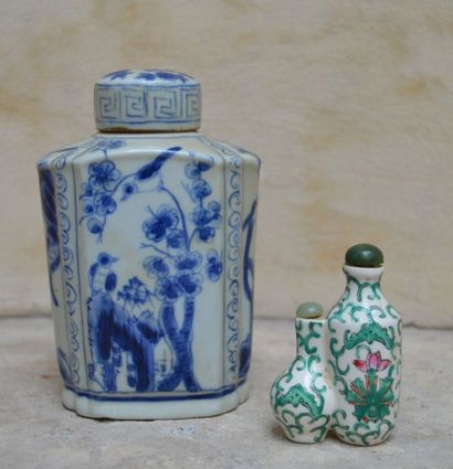 BOITE à thé en porcelaine à décor blanc bleu...