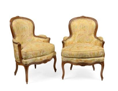Paire de BERGERES à dossier cintré en bois...