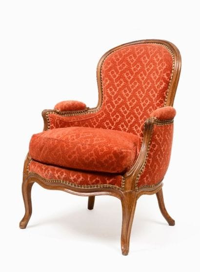 Large BERGERE à dossier cintré en noyer mouluré....