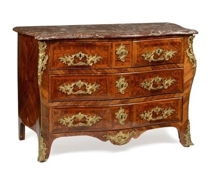 COMMODE galbée dite tombeau en placage de...