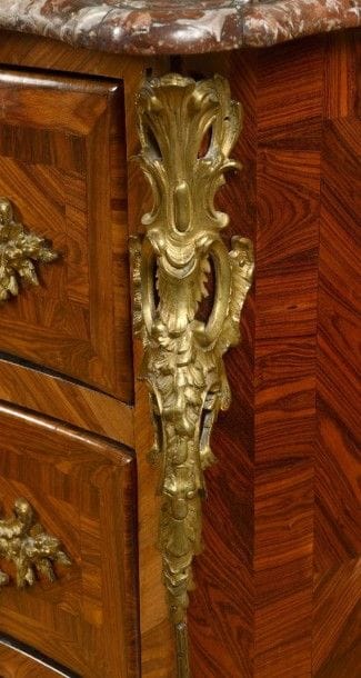 COMMODE galbée dite tombeau en placage de...