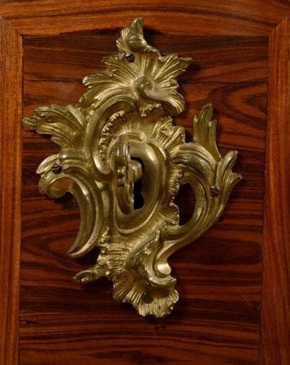 COMMODE galbée dite tombeau en placage de...
