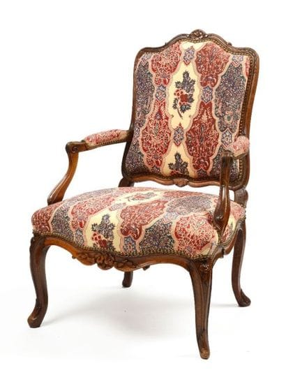 FAUTEUIL à la reine en bois mouluré et sculpté...