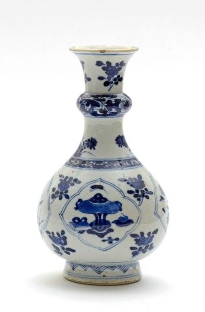 VASE balustre à col bagué en porcelaine à...