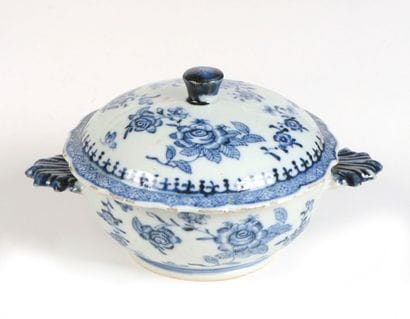 BOUILLON couvert en porcelaine à décor sur...