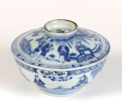 BOL et son couvercle en porcelaine à décor...