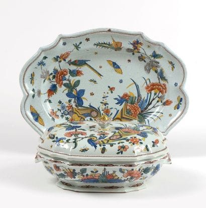 ROUEN ou SINCENY, soupière en faience peinte...