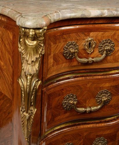 COMMODE galbée en marqueterie de palissandre...