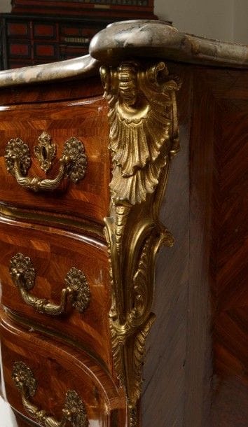 COMMODE galbée en marqueterie de palissandre...