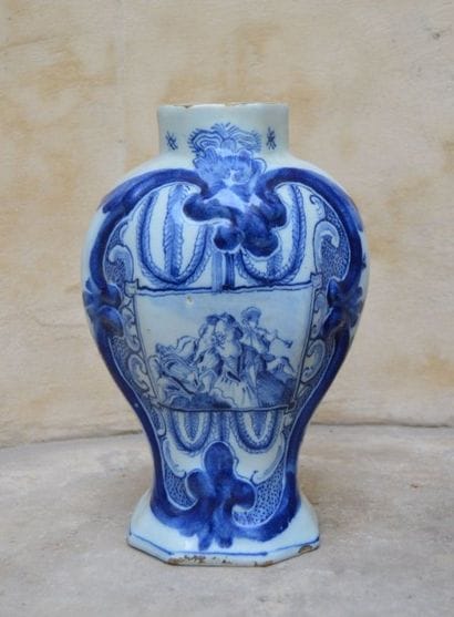 VASE balustre hexagonal en faïence à décor...