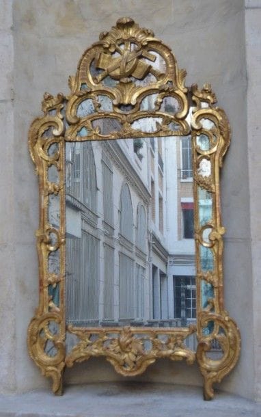 Grand MIROIR à parecloses en bois sculpté,...