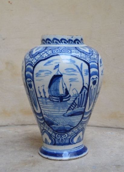 VASE BALUSTRE en faïence à décor peint bleu...