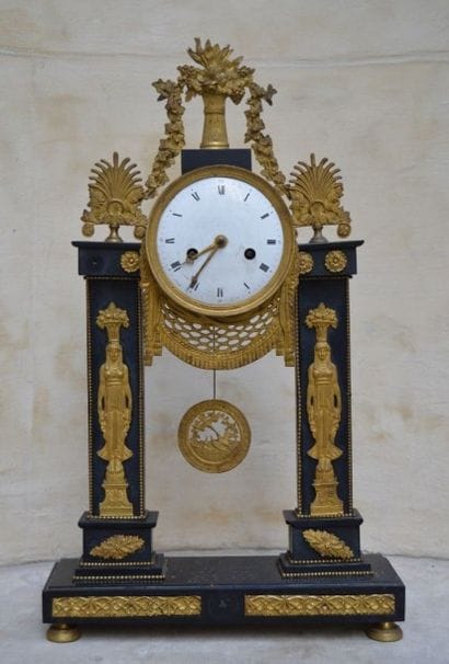 PENDULE PORTIQUE en marbre noir et bronze...