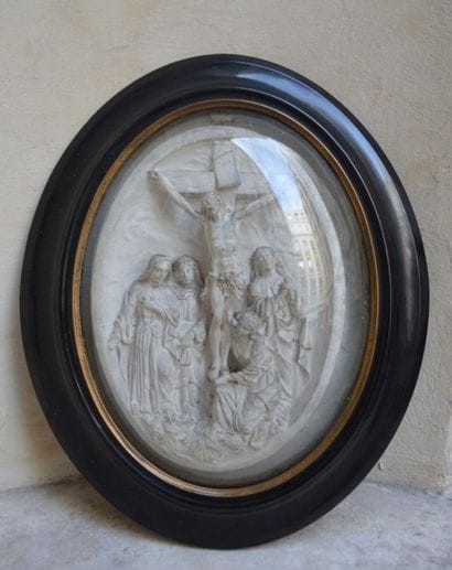 BAS-RELIEF en plâtre figurant le Christ en...