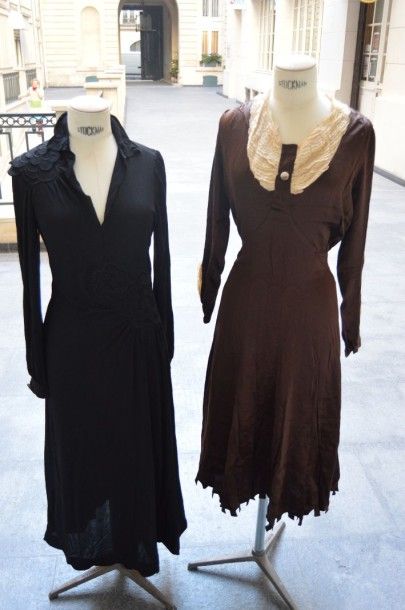 ENSEMBLE comprenant deux sous robes et quatre...