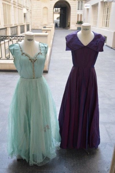 Deux robes longues, l'une en moire mauve...