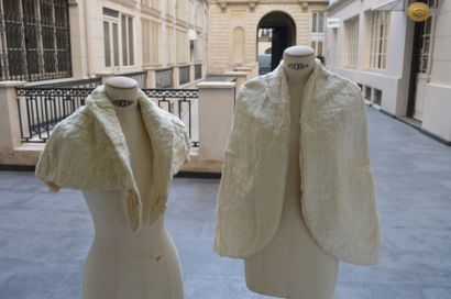 ENSEMBLE de trois fourrures blanches comprenant...