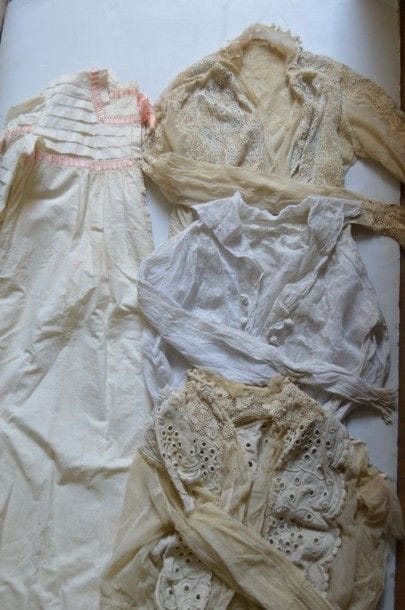 ENSEMBLE comprenant une robe de nuit, trois...