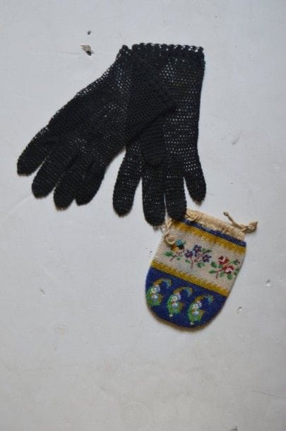 Paire de gants en maille noir. On joint une...