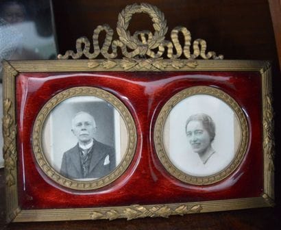 CADRE de PHOTOGRAPHIES en bronze doré à décor...