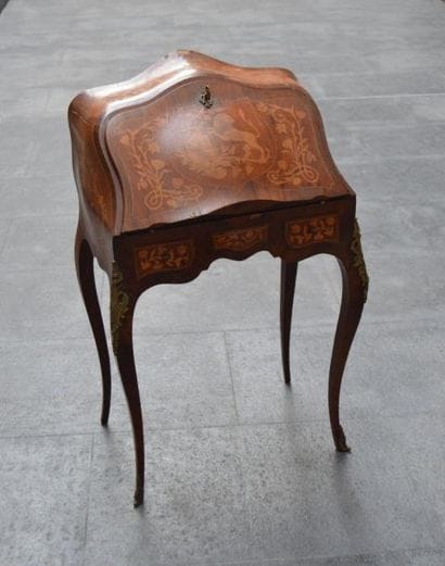 BUREAU dos d’âne en bois de placage et marqueterie...