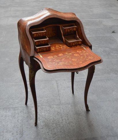BUREAU dos d’âne en bois de placage et marqueterie...