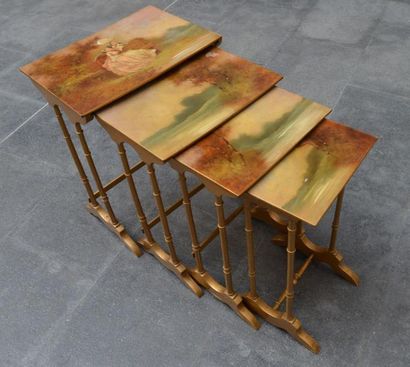TABLES GIGOGNES en bois, composé de quatre...
