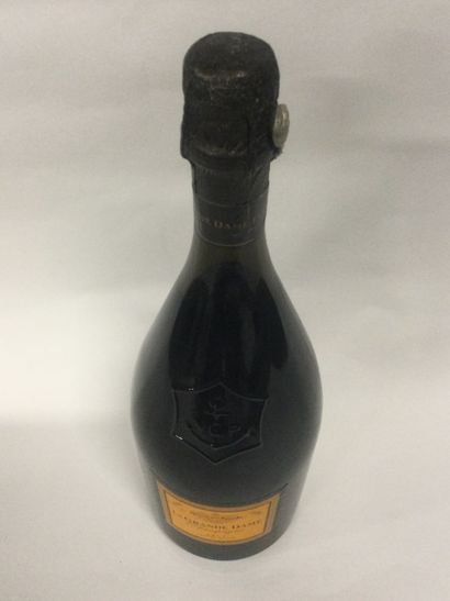 
Une Bouteille de Champagne VEUVE CLIQUOT...