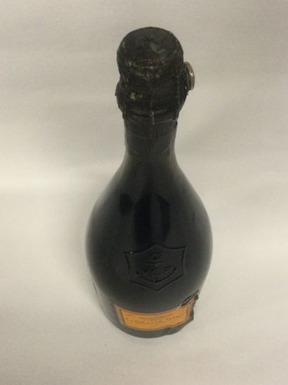 
Une Bouteille de Champagne VEUVE CLIQUOT...