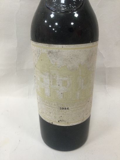 
Une Bouteille de Château HAUT BRION, Pessac...