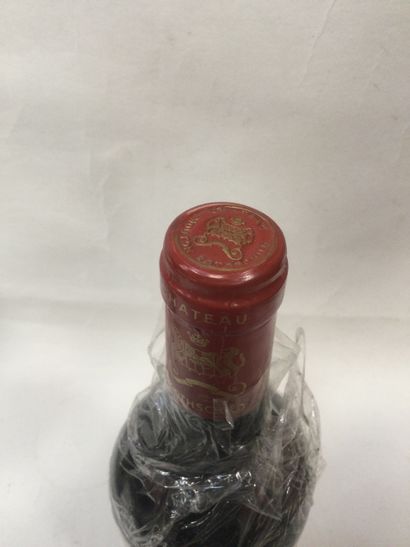 Une Bouteille de Château MOUTON ROTSCHILD,...