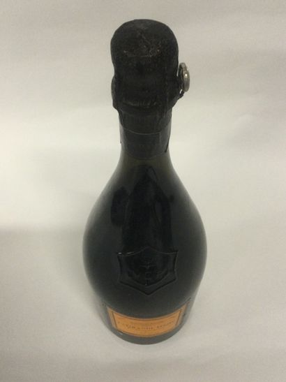 
Une Bouteille de Champagne VEUVE CLIQUOT...