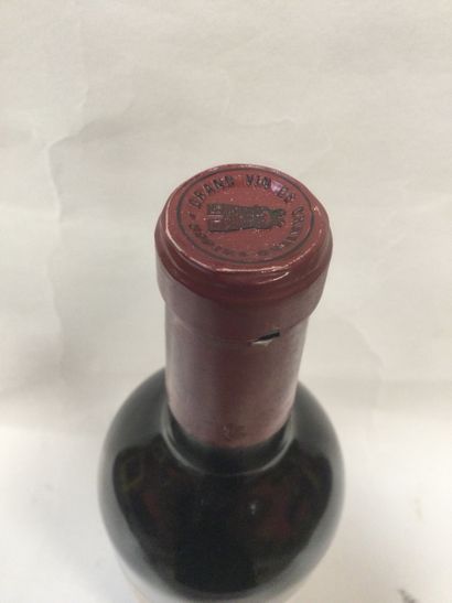 Une Bouteille de Château LATOUR, Pauillac,...