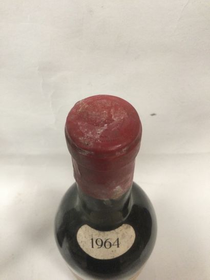 Une Bouteilles de Château TOUR DE PEZ, St...