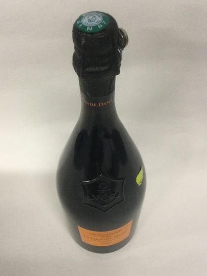 
Une Bouteille de Champagne VEUVE CLIQUOT...