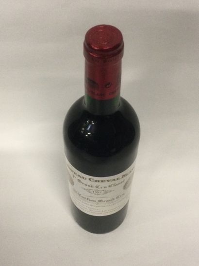 Une Bouteille Château CHEVAL BLANC, 1er Grand...