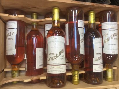 Lot de 10 Bouteilles de Château LA TOUR BLANCHE,...