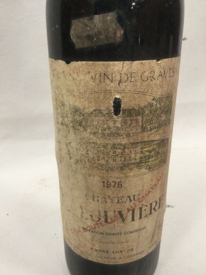 Une bouteille Château LA LOUVIERE 1975 (...