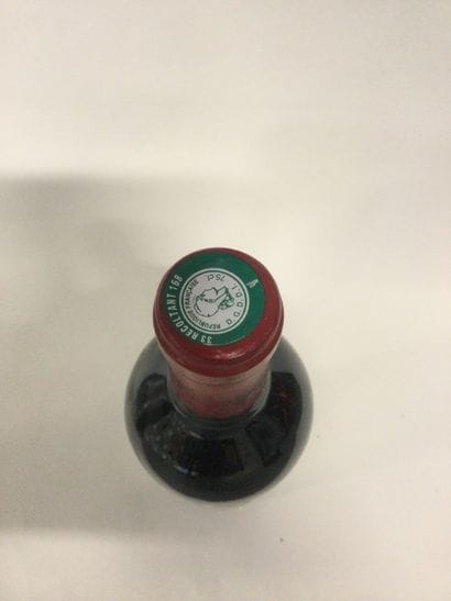 Une Bouteille Château La Mission Haut Brion,...