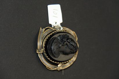 Broche ancienne en métal doré à décor feuillagé...