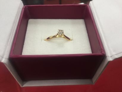 Bague solitaire en or jaune 18 K (750/oo)...