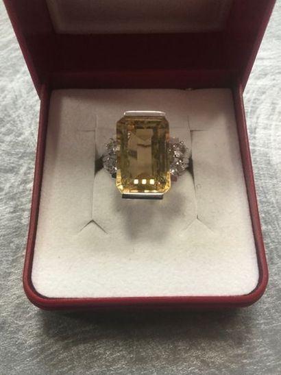 Bague or gris montée sur une citrine avec...