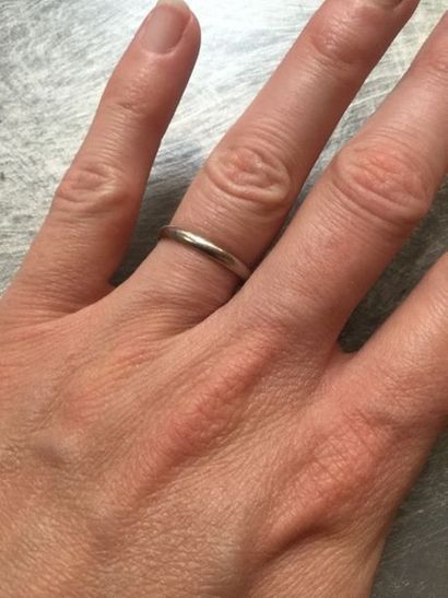 Alliance or gris 18K (750/oo) lisse. TDD...